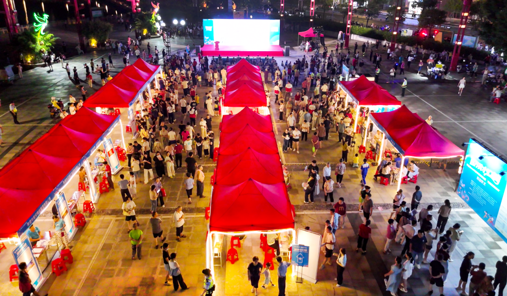 英德市“百英才汇南粤”2025年秋季和2026年春季系列招聘活动现场