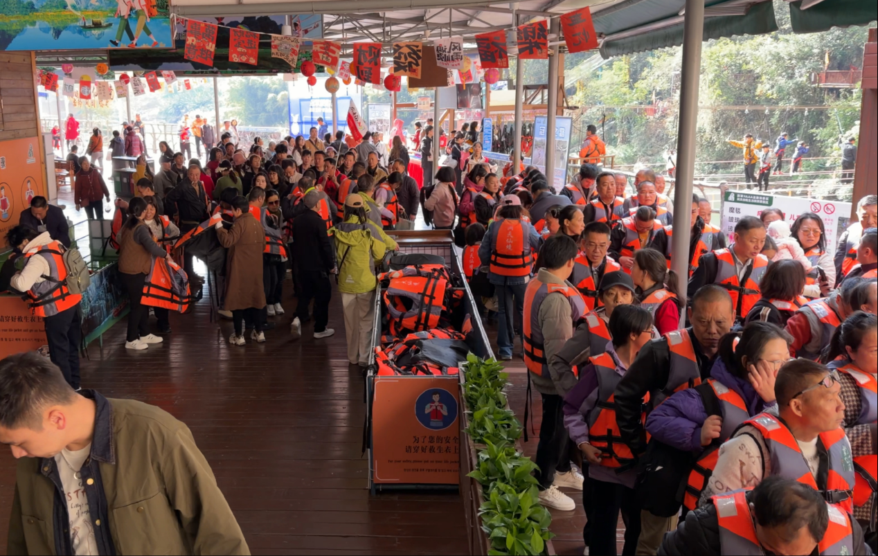 图为英德峰林洞天仙境游人争相赏游场面