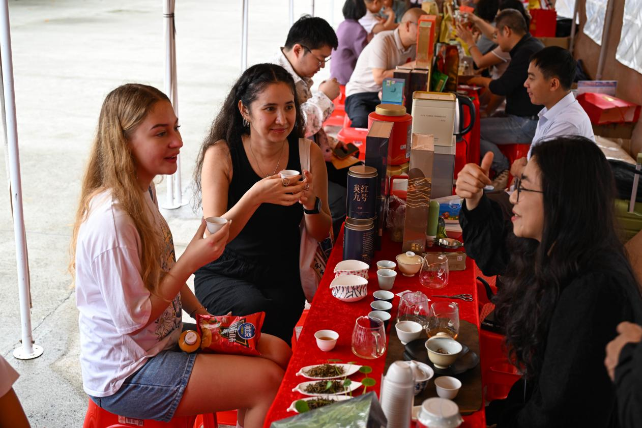 外国游客在活动现场品茶。张艺成 摄