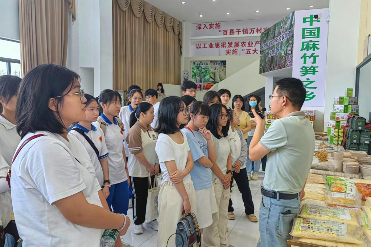 图为英德市组织青年人才到企业实地观摩