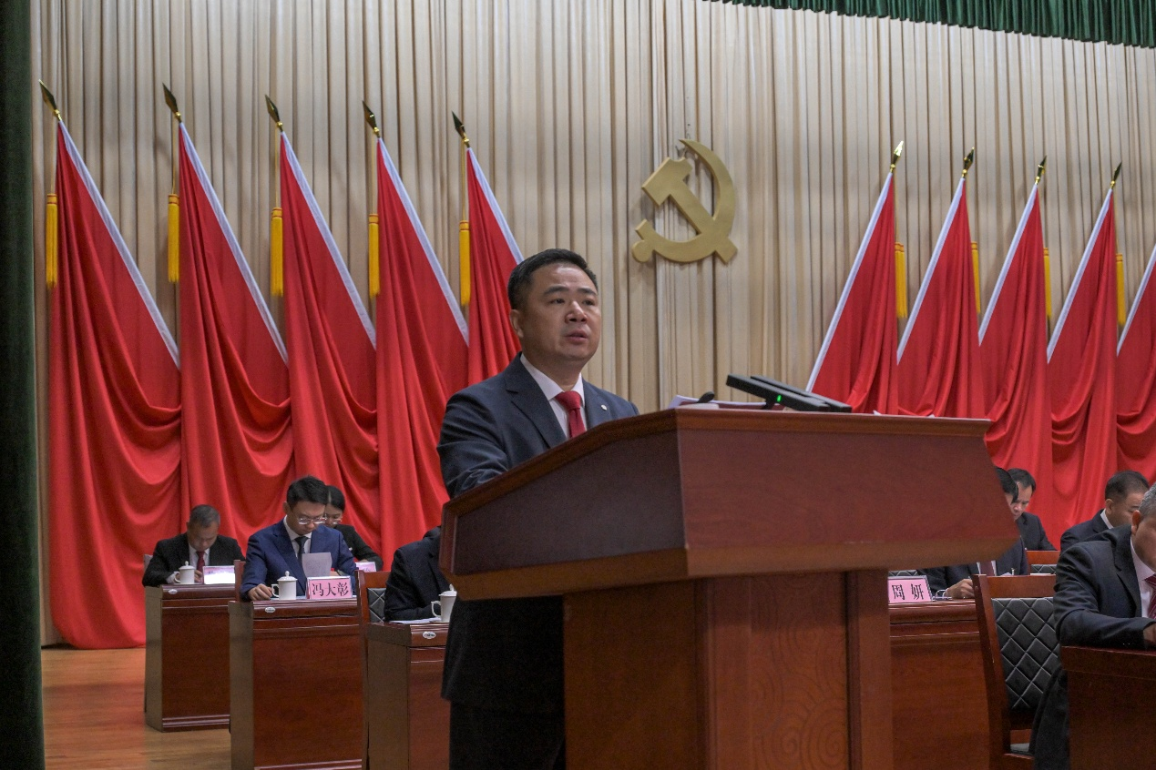 陈龙兴代表中国共产党英德市第十四届委员会向大会作报告。徐英豪 摄