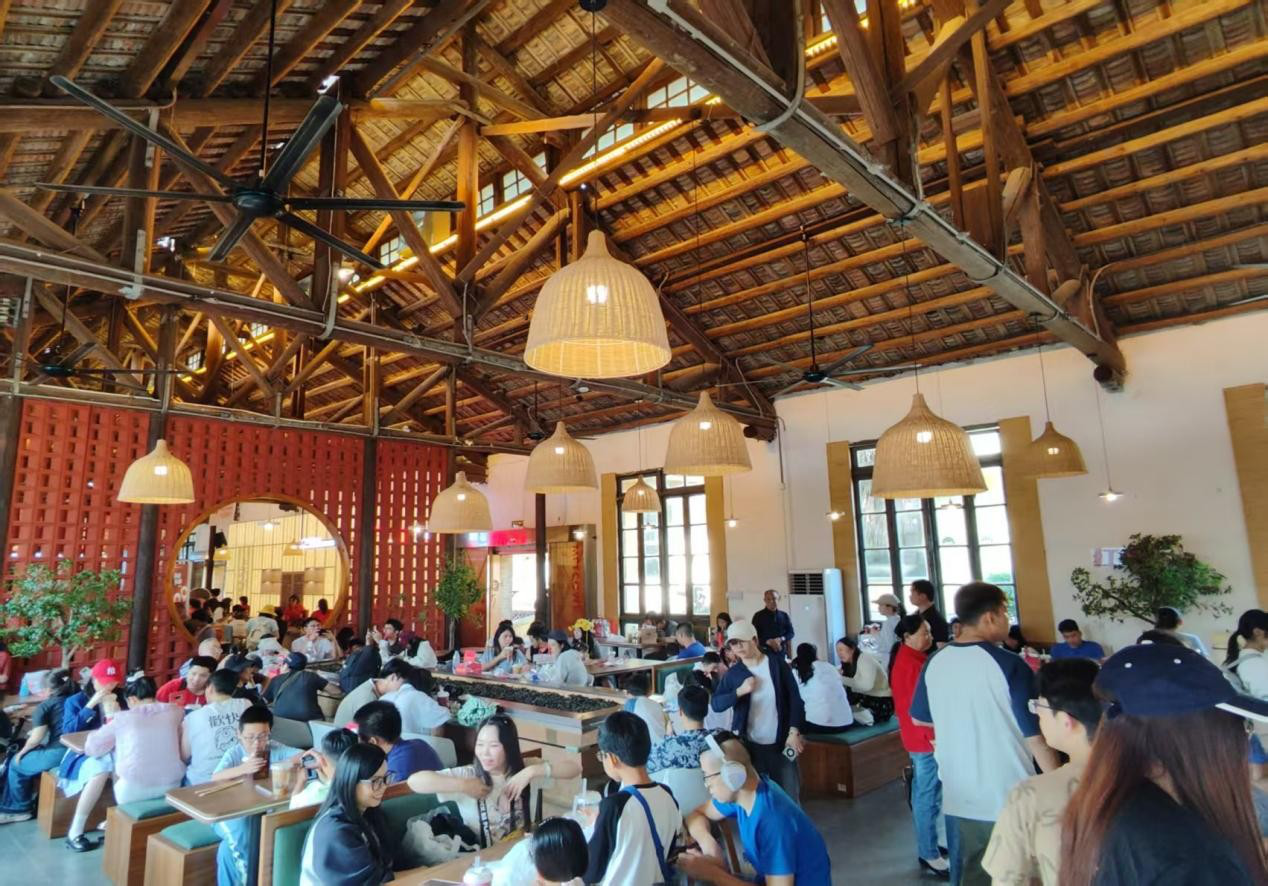 红旗茶厂新茶饮备受游客喜爱。通讯员供图
