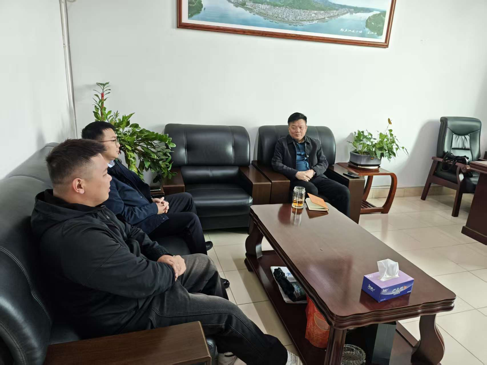 镇党委书记赖优学（右一）与连江口社区党总支书记进行传帮带指导、谈心谈话