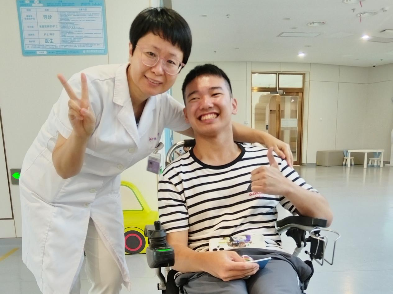 亮亮与辛晶主任阔别19年后再次相遇