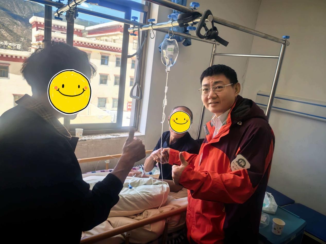 纪风涛副主任医师进行术后访视