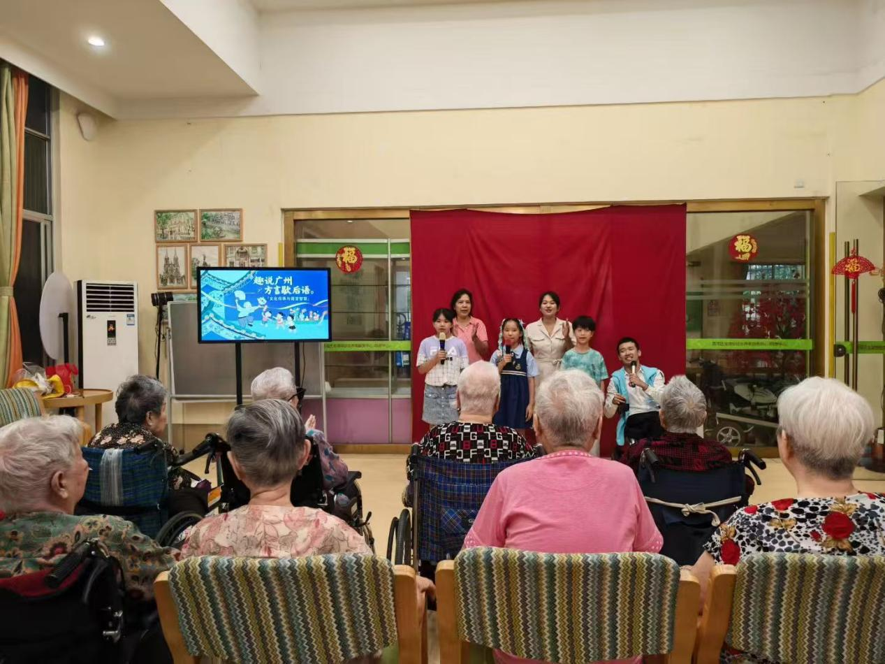 亮亮在养老院参与志愿活动
