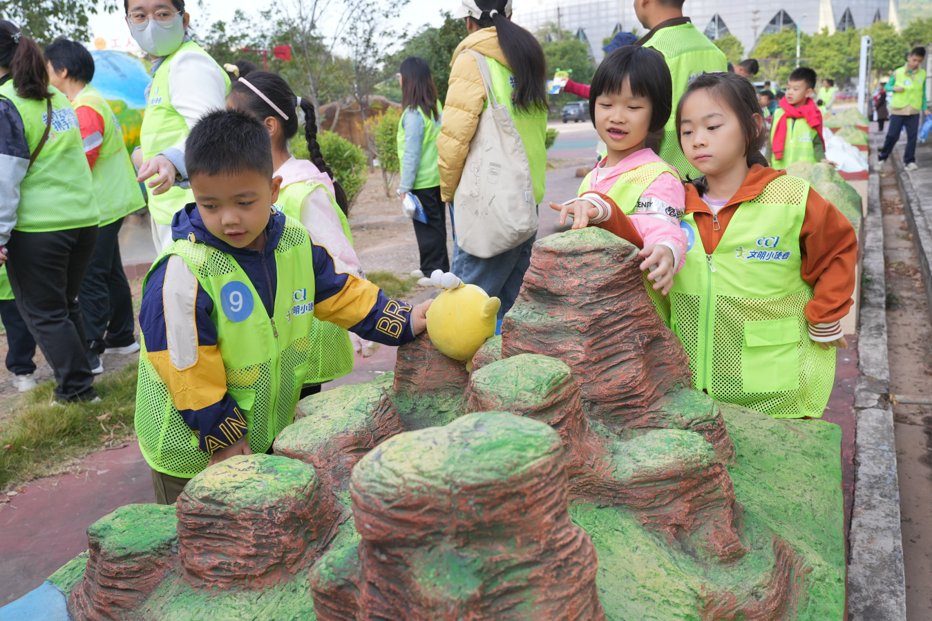 孩子们正在学探索神奇的地理知识