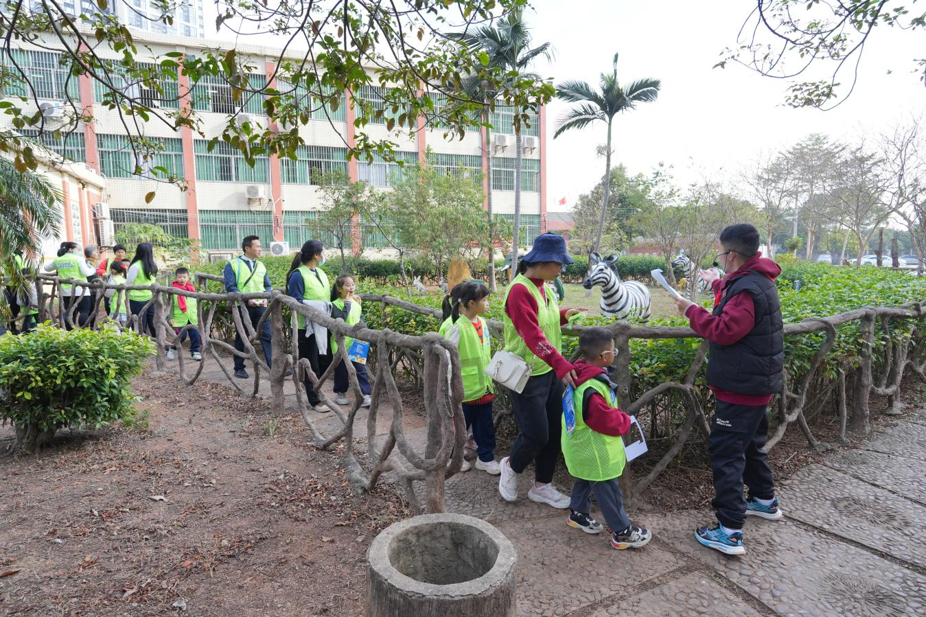 亲子家庭在新时代文明实践街区学生物科普知识