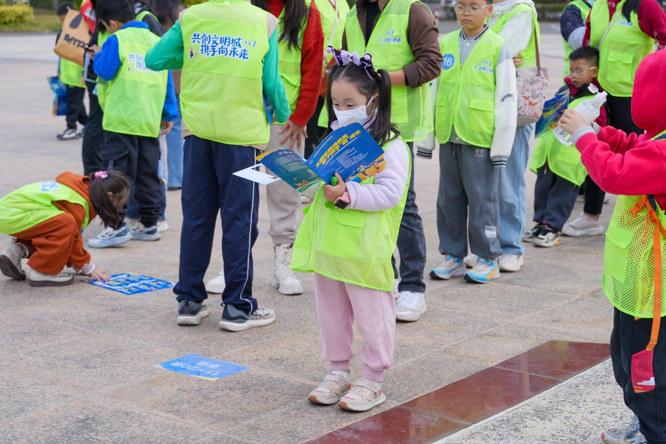 50对亲子正在研究选择活动路线