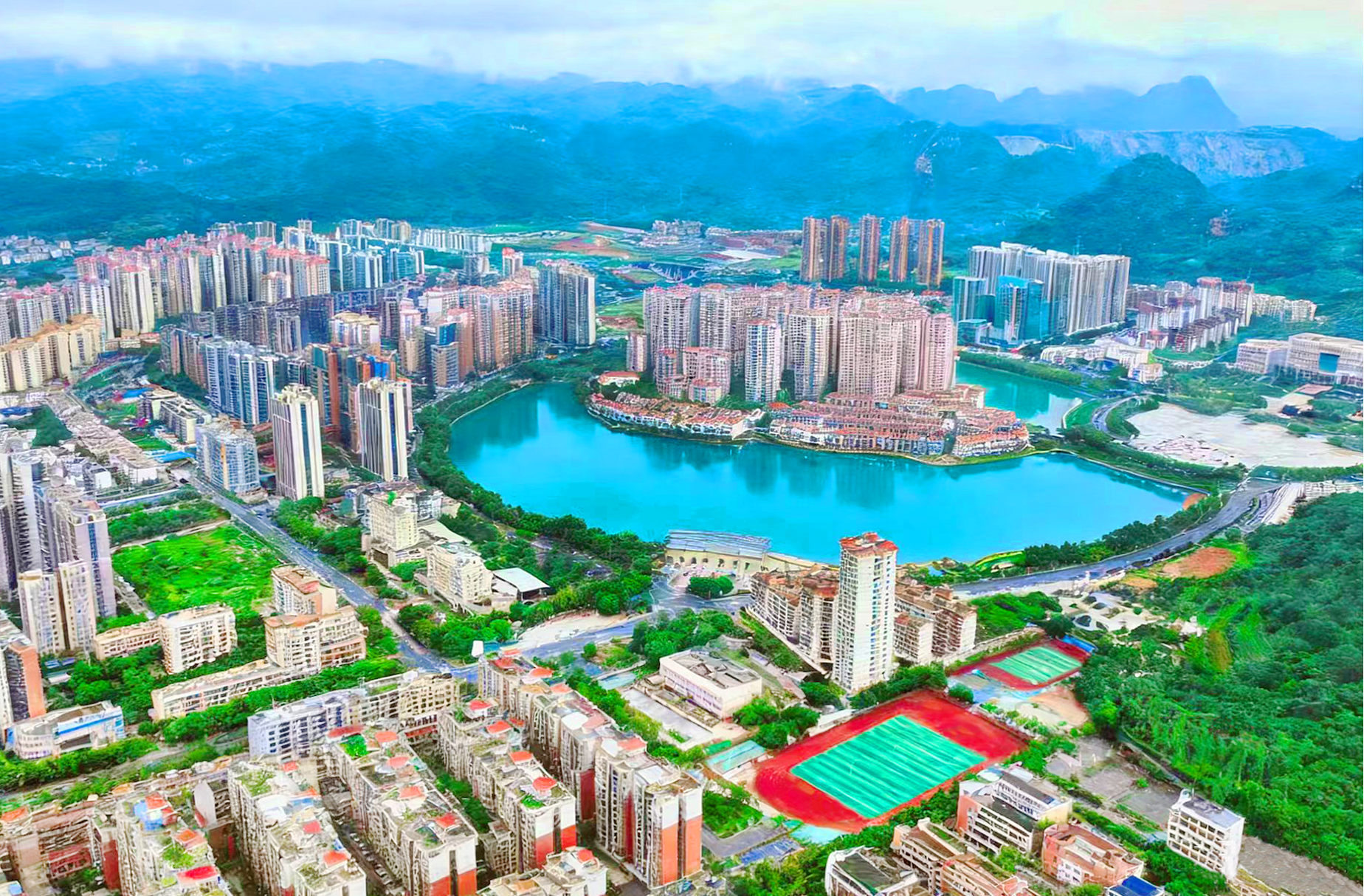 套图照片：图为英德城区一角