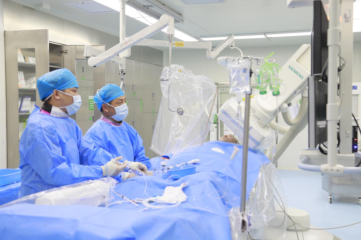 心血管团队为冠心病患者植入“港澳药械通”引进的镁合金可吸收支架