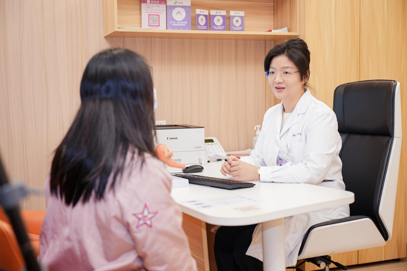 妇科专家为患者看诊并开处“港澳药械通”处方