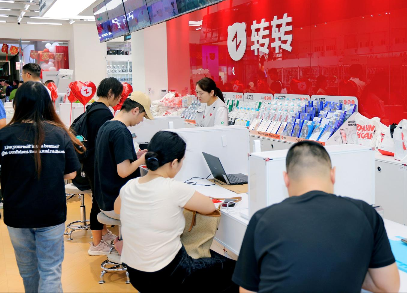 （门店工作人员正在为市民提供回收服务）