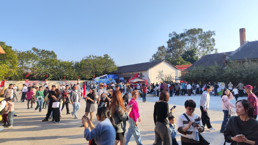 红旗茶厂内游客熙熙攘攘