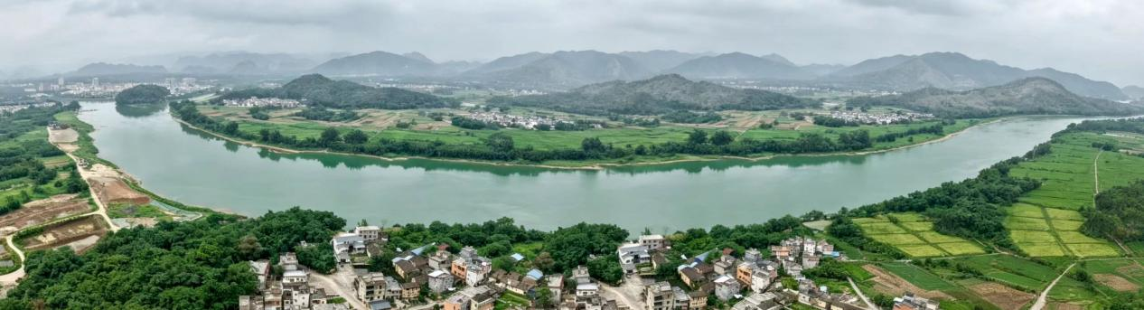 大湾因连江在此处依山绕转形成河湾，故而得名