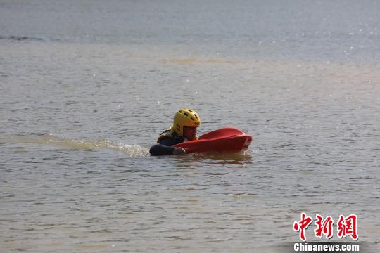 智能水上救生机器人林超摄