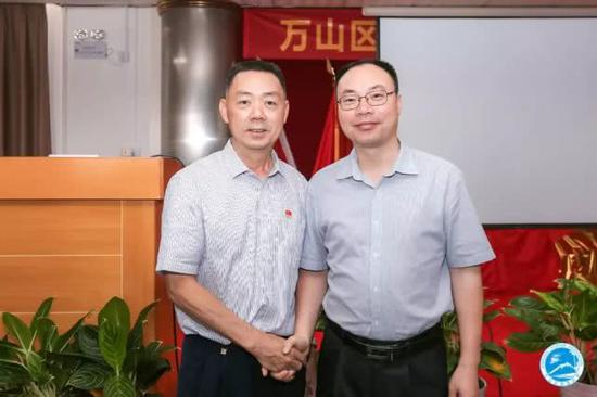领导颁发证书万山区区委书记 叶真向珠海高速客轮有限公司 颁发会长