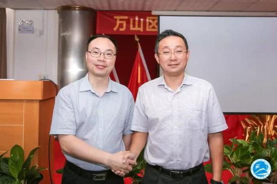 领导颁发证书万山区区委书记 叶真向珠海高速客轮有限公司 颁发会长