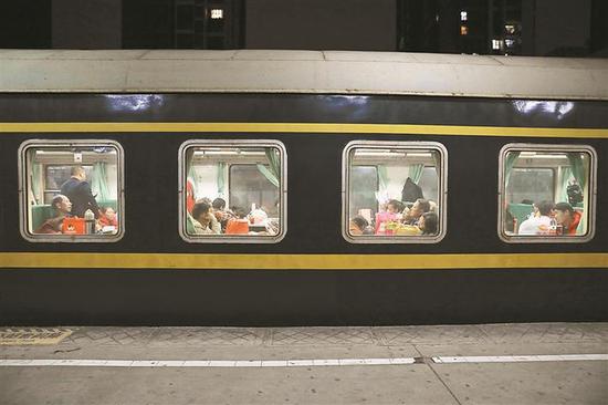 客运列车——开往四川巴中的临客k4286次列车准时从深圳火车西站出发