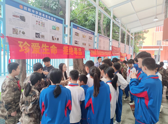 禁毒宣传第一课点亮平安开学季同和街禁毒办走进同和中学开学典礼