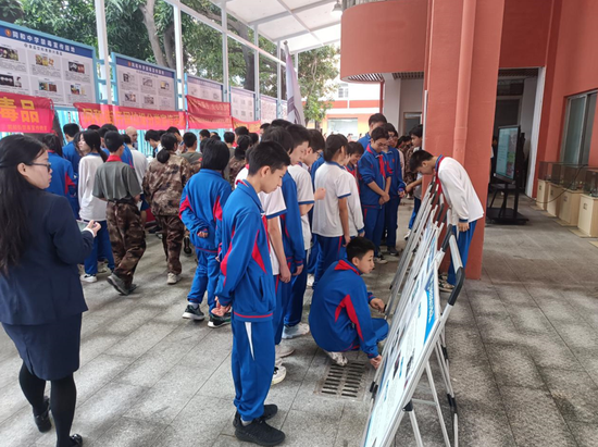 禁毒宣传第一课点亮平安开学季同和街禁毒办走进同和中学开学典礼