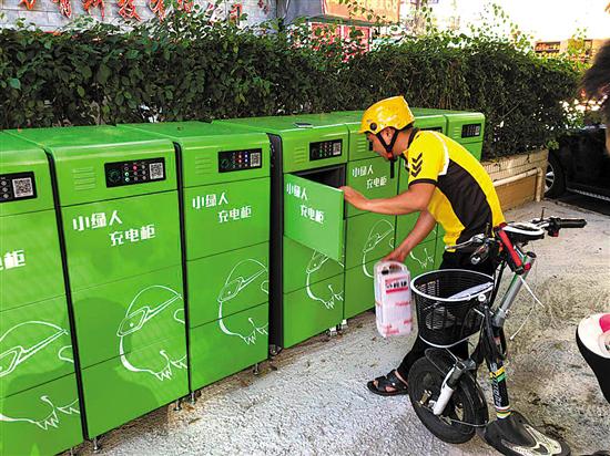 外卖小哥用充电柜给电动车充电