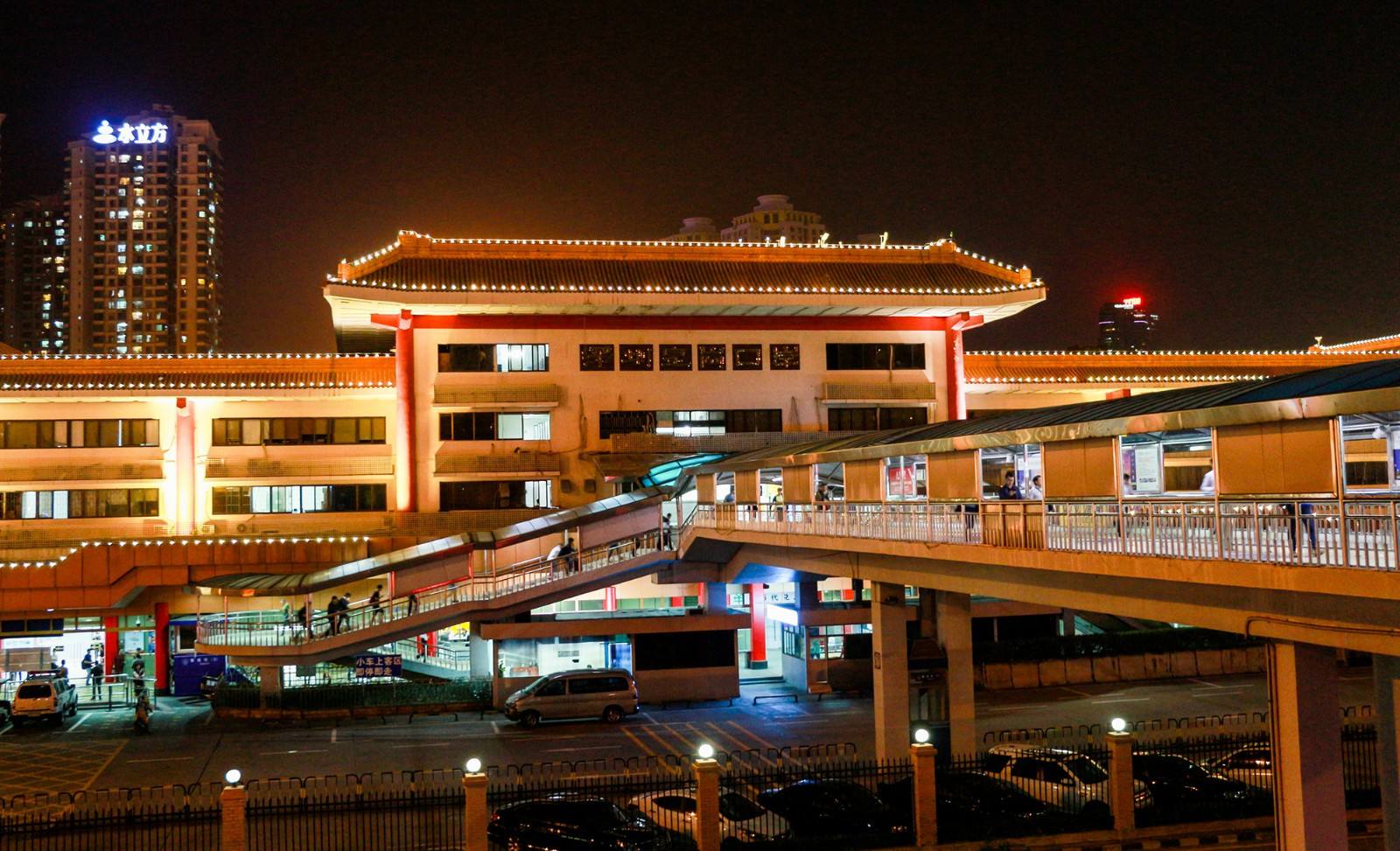 新年皇岗福田口岸迎香港居民入境小高峰 出境未见忙