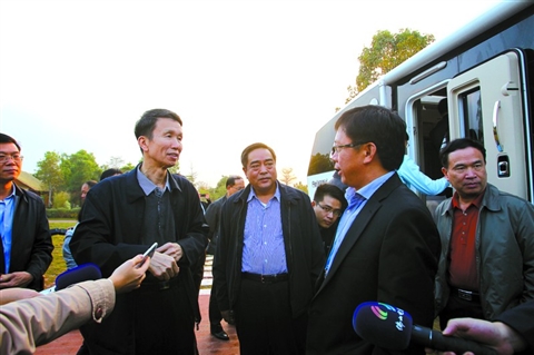 高明区委书记谭伟平(左二)陪同./组图由佛山日报记者张弘弢摄