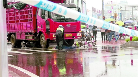 下雨天遇车祸骑电动车女子不幸身亡