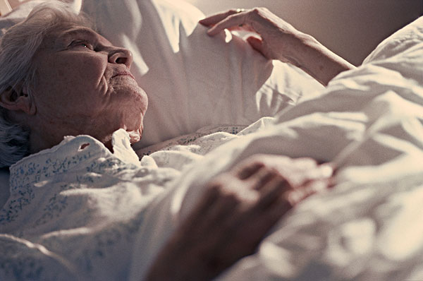 "睡不好,情况有三种老年人的睡眠时间变短,他们本人及家人大都不以为