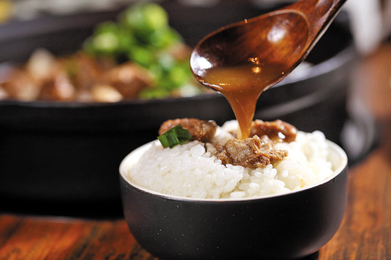用牛腩煲的酱汁捞饭,食欲立即被启动了