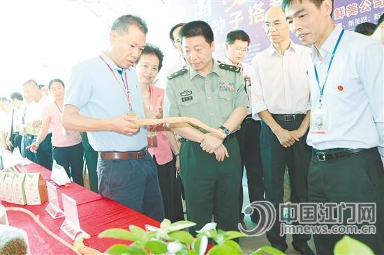 杨利伟一行观看我市特色航天农产品。 江门日报记者 唐达 摄