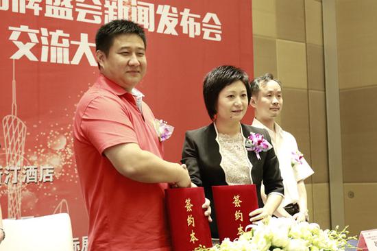 慧聪网汽车公司总经理赵义芬女士与东方启辰董事长李东方先生签署