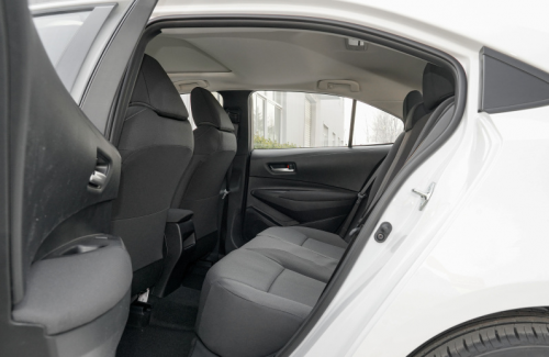 而且后排中间地板的凸起将本就不富裕的空间雪上加霜,坐上卡罗拉后