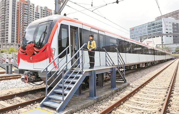 铁(深圳)龙华车辆段举行,身披大红彩带的4号线三期工程首列地铁车辆正