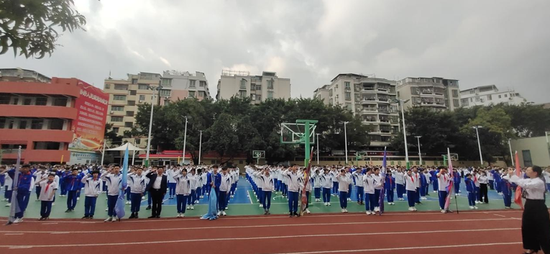 禁毒宣传第一课点亮平安开学季同和街禁毒办走进同和中学开学典礼