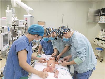 医生对患儿进行手术.