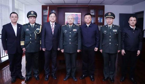 昆山市委书记杜小刚(右三),市委副书记,市长周旭东(左三)看望荣获2018