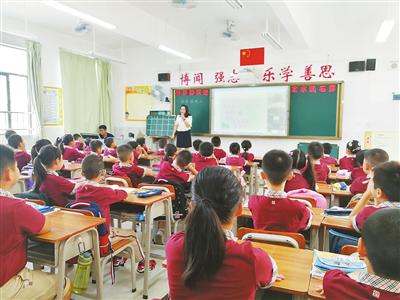 香洲区和万山区"双师课堂"首场活动举行.图为翠微小学课堂.