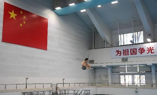 曹缘在男子三米板决赛中 新华社记者贾宇辰摄