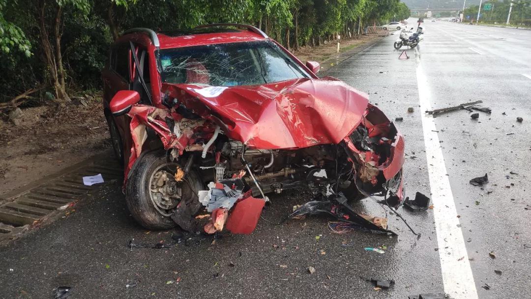 金湾男子开车上班遇暴雨失控撞树 新车几近报废