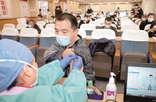 首批广州"的哥"接种新冠疫苗 注射后留观30分钟_新浪广东_新浪网