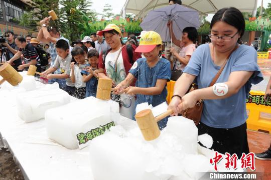 游客参与砸冰活动 程景伟 摄