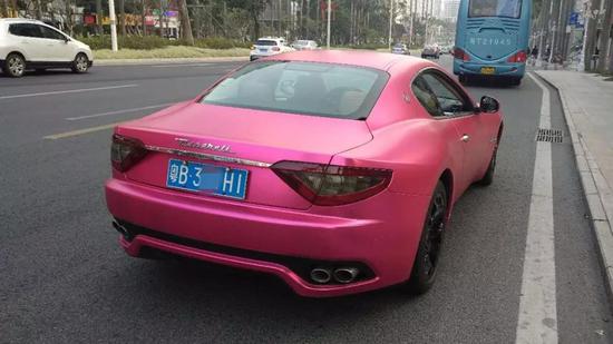 粉色玛莎gt拱北不让斑马线司机竟是老熟人