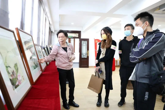 市民在升平社区朱善德堂聆听曾剑琴老师讲解广绣传统技艺