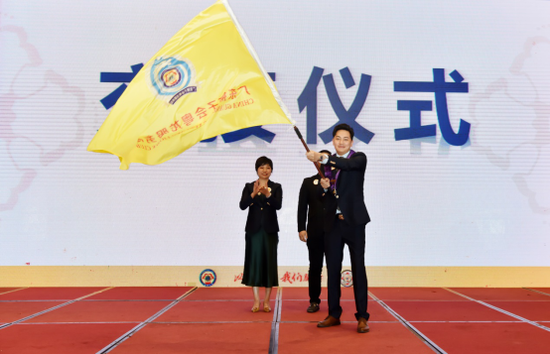 交接仪式粤龙服务队2020-2021年度慈善晚会荣誉表彰向上届队长致敬