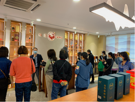 市民在“中华老字号”顺德酒厂了解“顺德红荔红米酒”非遗酿造技艺