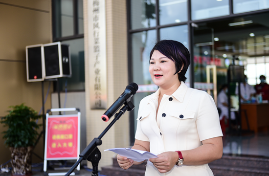 捐赠企业家代表张艳萍女士发言