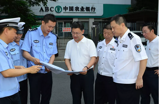 党组成员,秘书长袁文键,以及市公安局林利潮,陈卢荣等领导的陪同下