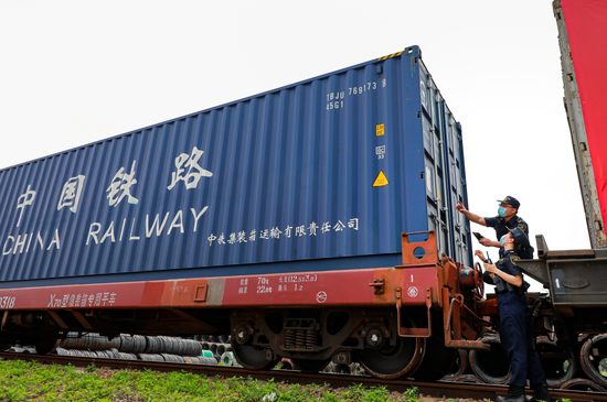 广州首列回程中欧班列抵达白云大朗